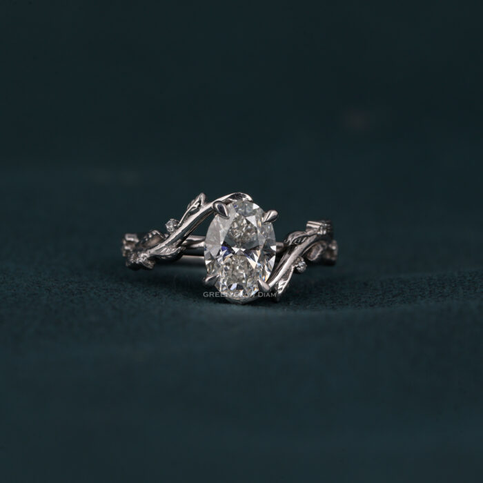 Oval cut diamond engagement ring